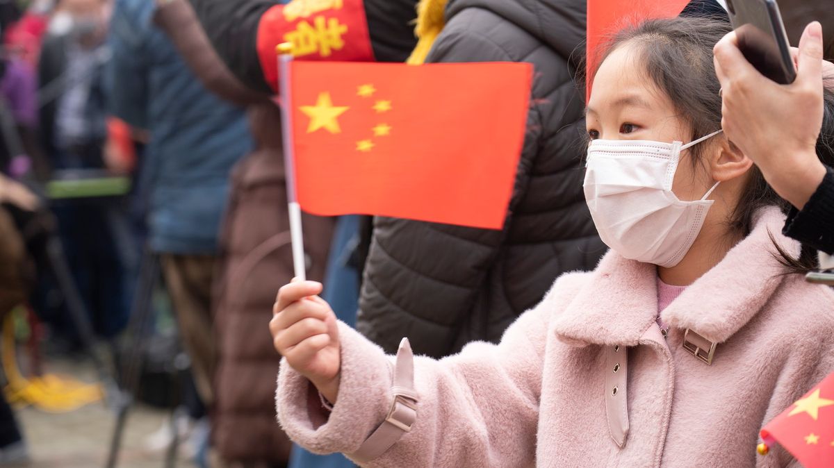 Číslům z Číny nevěří britská vláda ani lidé z Wu-chanu, co počítají urny